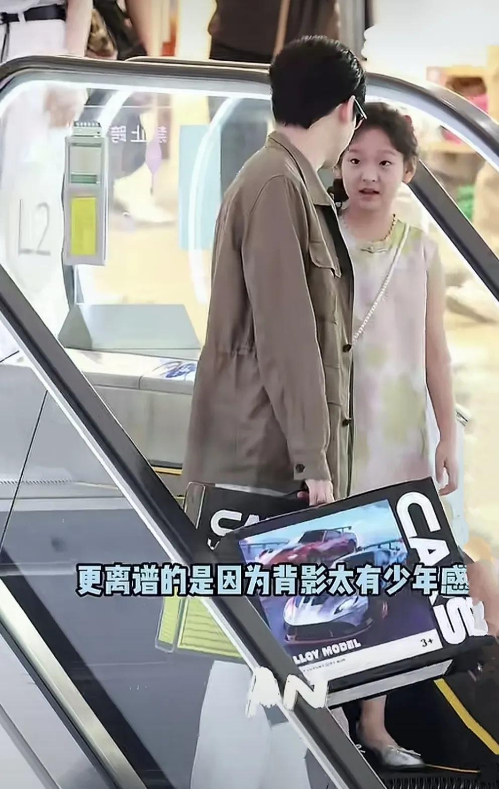 这是他家姑娘吗，

还是戏里的女儿？

小姑娘皮肤白白的像爸爸。