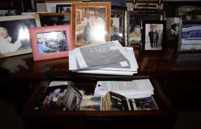 爱泼斯坦案大量文件被涂黑，背后很可能涉及到权力的庇护和利益的勾结。这种行为严重损