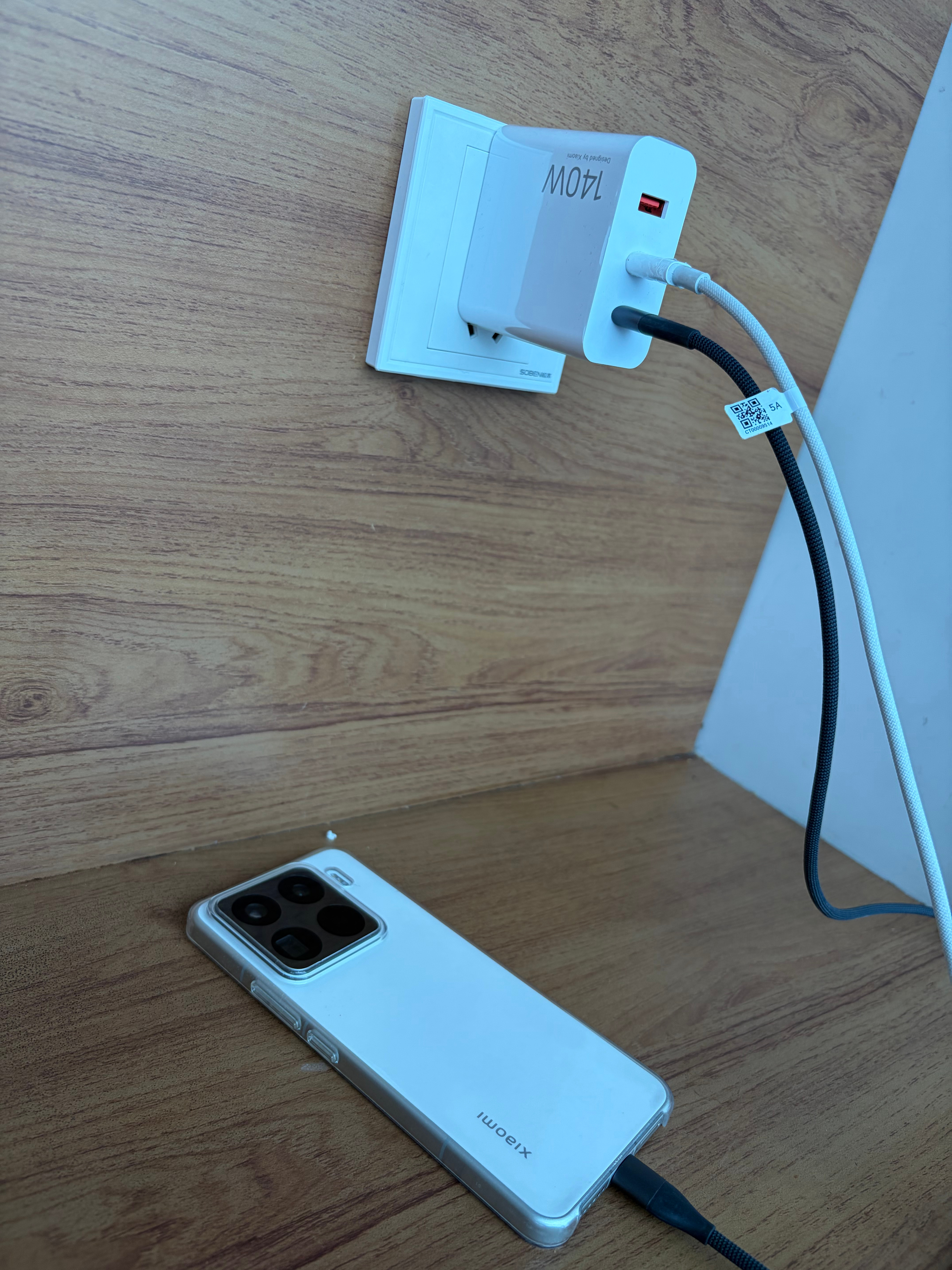 最近我入手了一个小米140W 的 GAN 多口充电器！多口快充，一个充电头搞定！