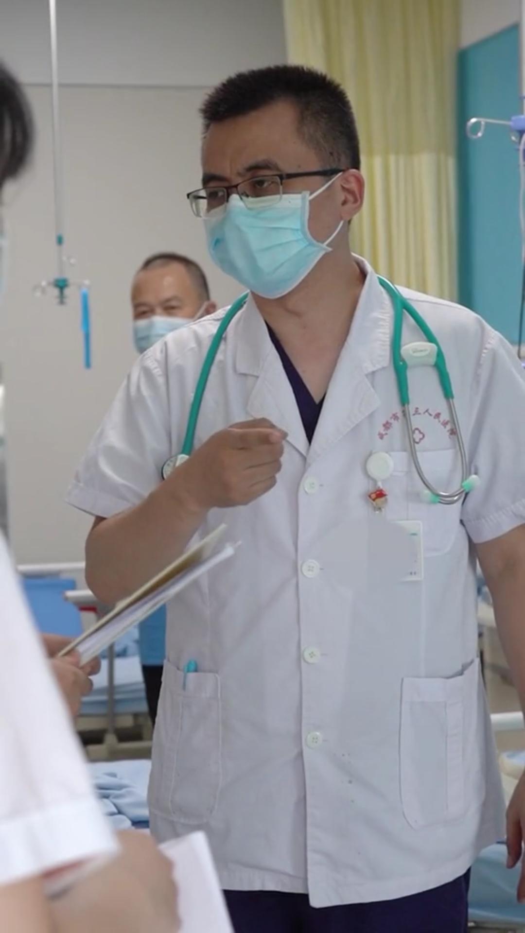 你有出现夜间和凌晨的干咳吗？
是不是吃止咳药和抗生素效果不好
患者张女士34岁，