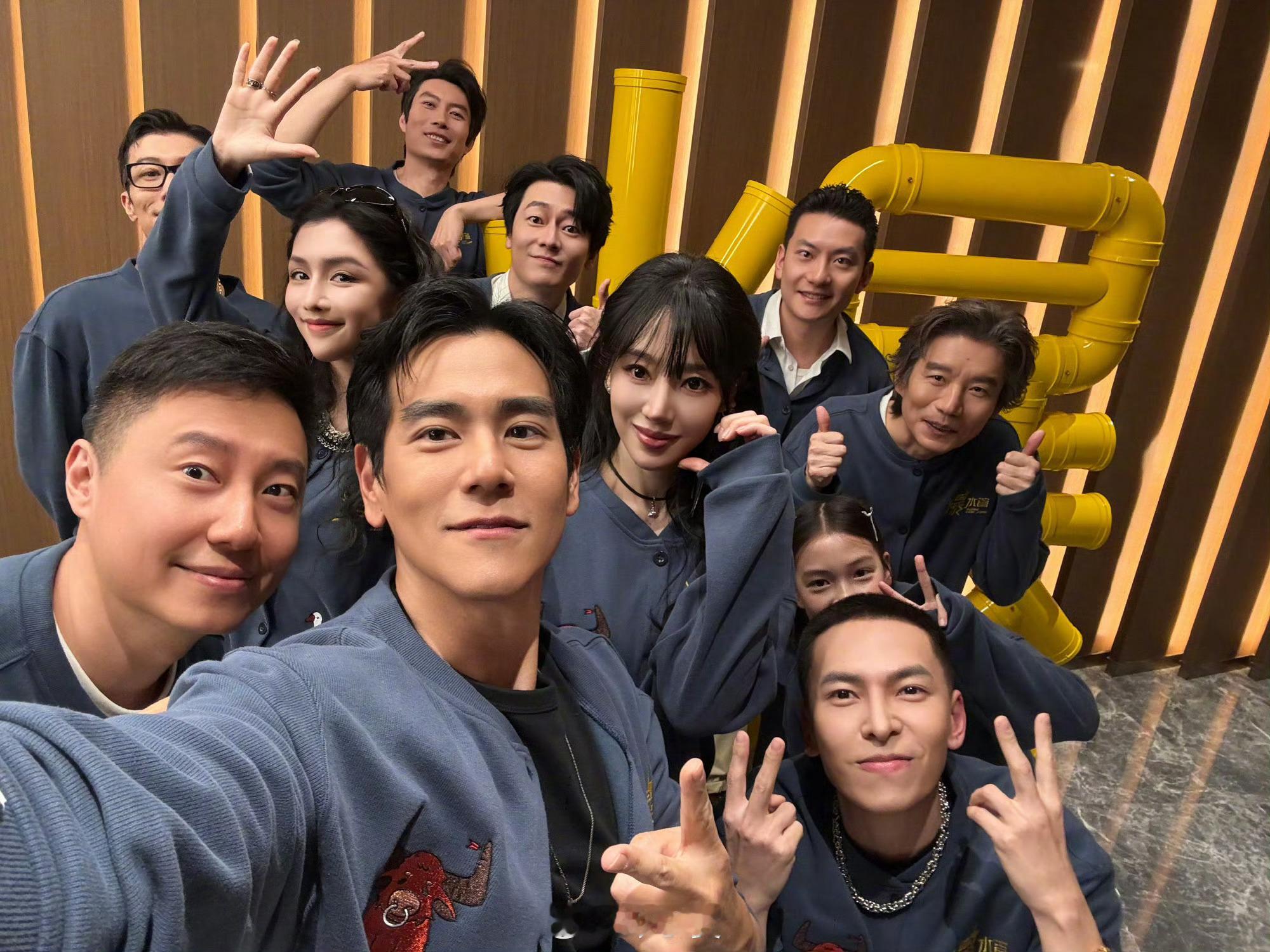 电影爆水管今日上映《爆水管》状况百出，笑料百出后段枪战直接升级硬核爽片。反套路喜