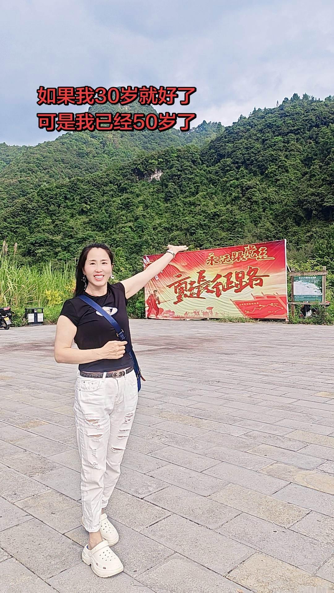 总以为自己还很年轻，
却挡不住岁月匆匆。
看过一路人间风景，
才慢慢明白，时光虽