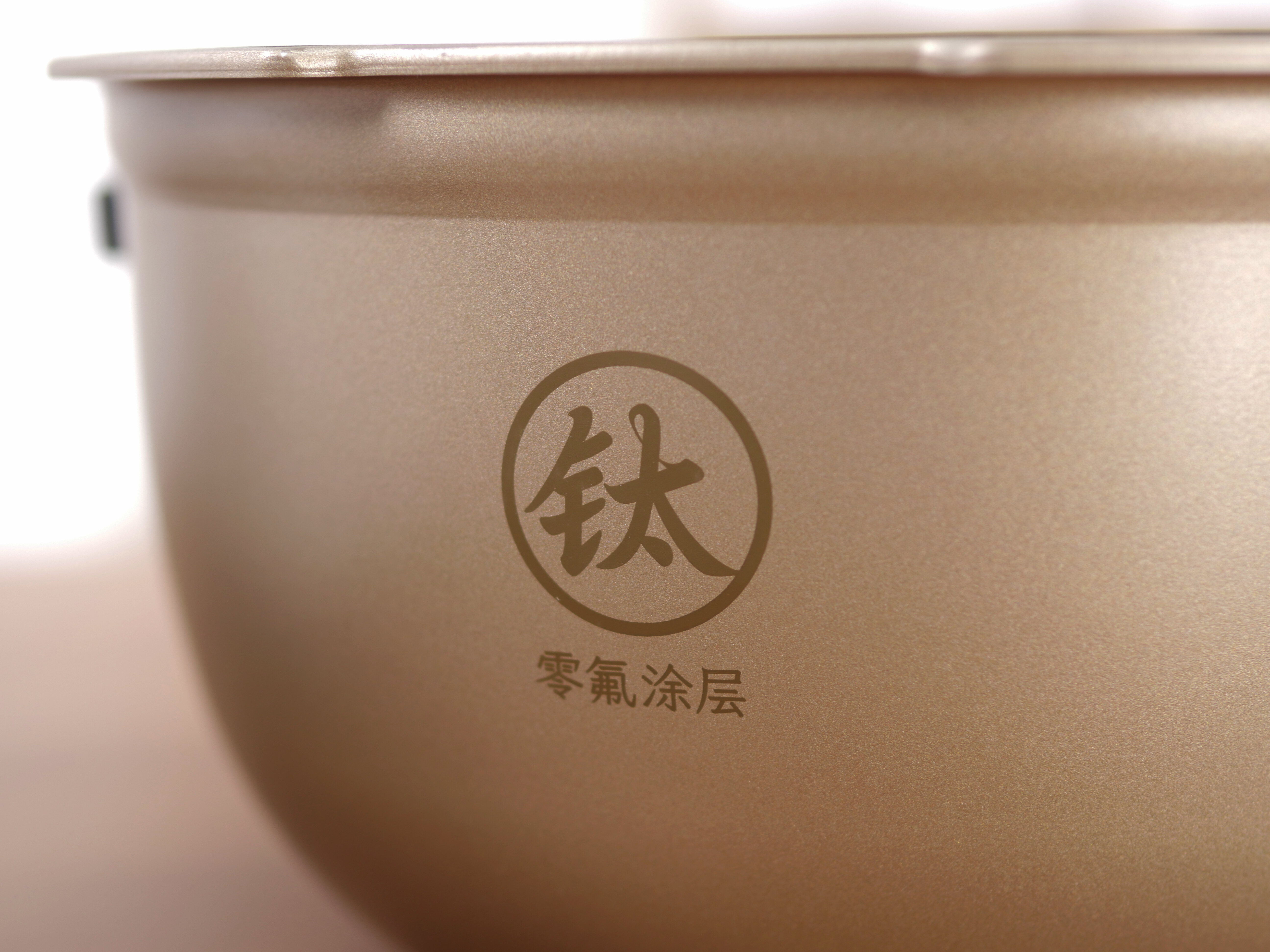 狗东的快递小哥把这台米家电饭煲送到我手上的时候，用了小板儿车，然后特别嘱咐我了一