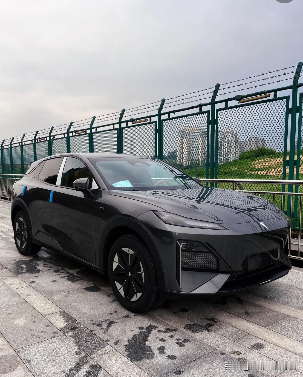 提车刚满月的02年同事小琳，
最近成了我们办公室的“红人”。

倒不是因为新车深