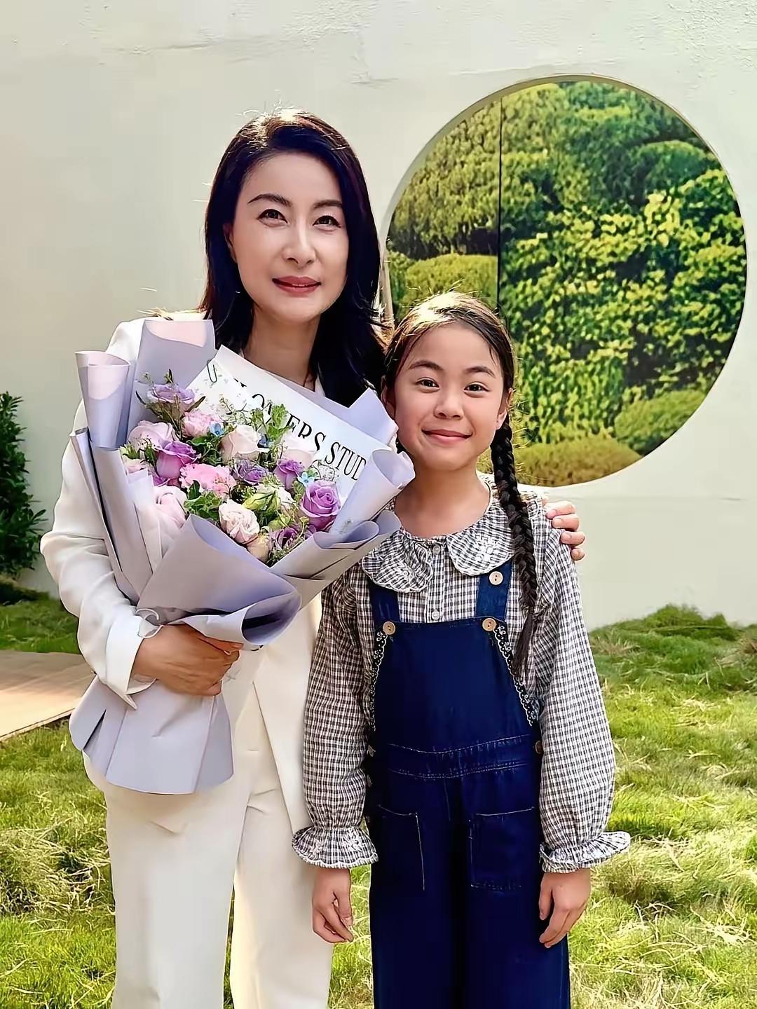 郭晶晶的女儿长得好漂亮！有啥妈就有啥样的女儿，这孩子在郭晶晶的教育下，一定会青出