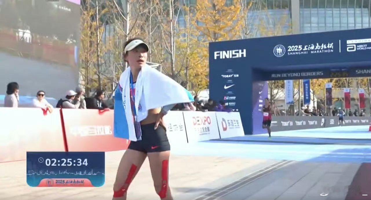 张德顺上马国内女子组冠军2025上海马拉松从东京奥运到上马赛道，张德顺在2025