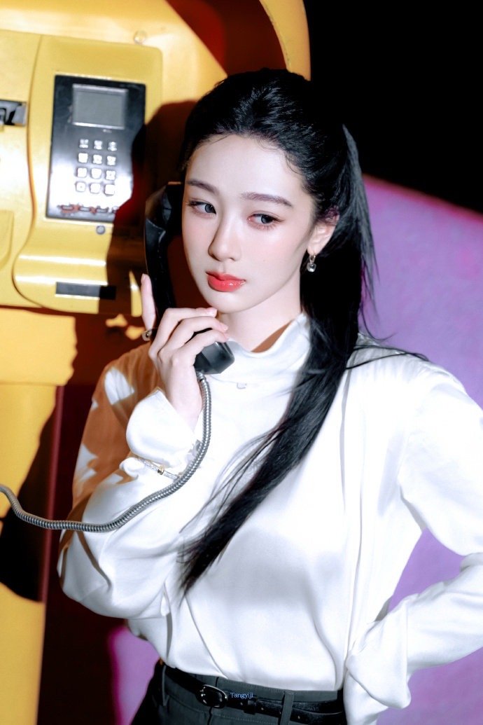 杨紫玉兰花开君再来 💜杨紫董竹君 晚霞洒遍鲜花，都不如你这朵玫瑰惹人喜爱𝒯?