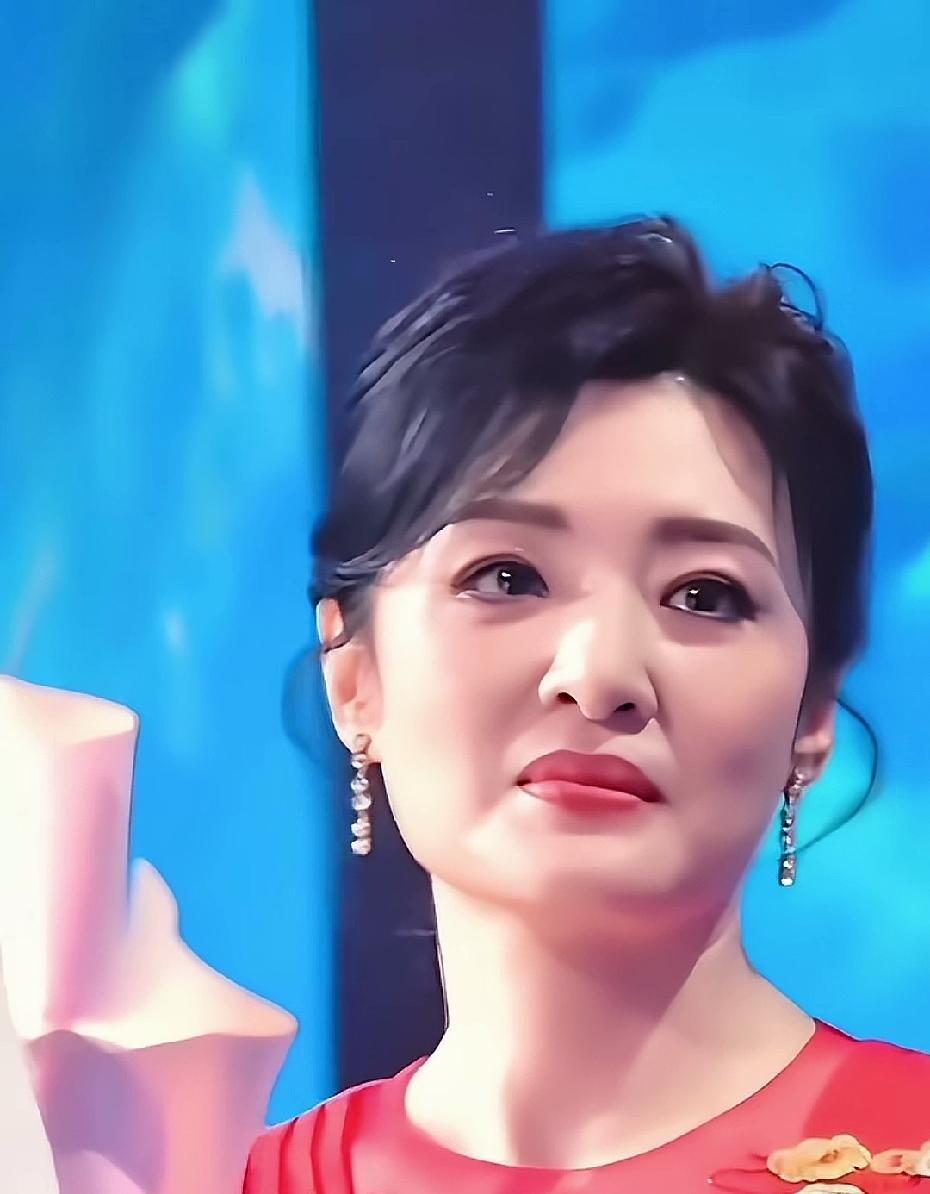 在一次山东春晚，周涛听余光中诗歌影像《乡愁》时，情感真实流露。周涛这表情，眼神赶