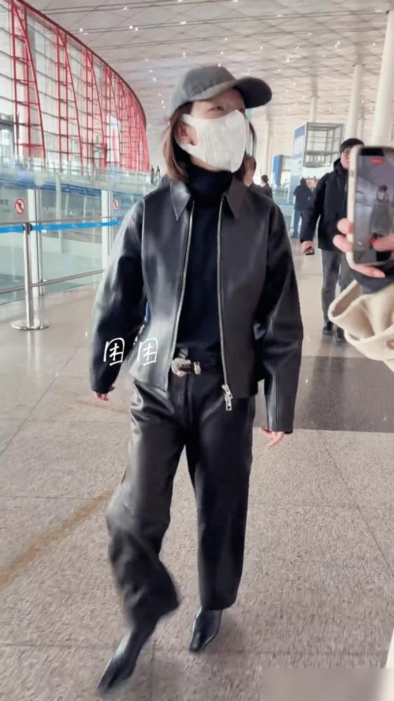 周冬雨巴黎时装周的现场视频，最近被网友刷爆。
穿的LV亮片长裙沉得拖地上，剪裁