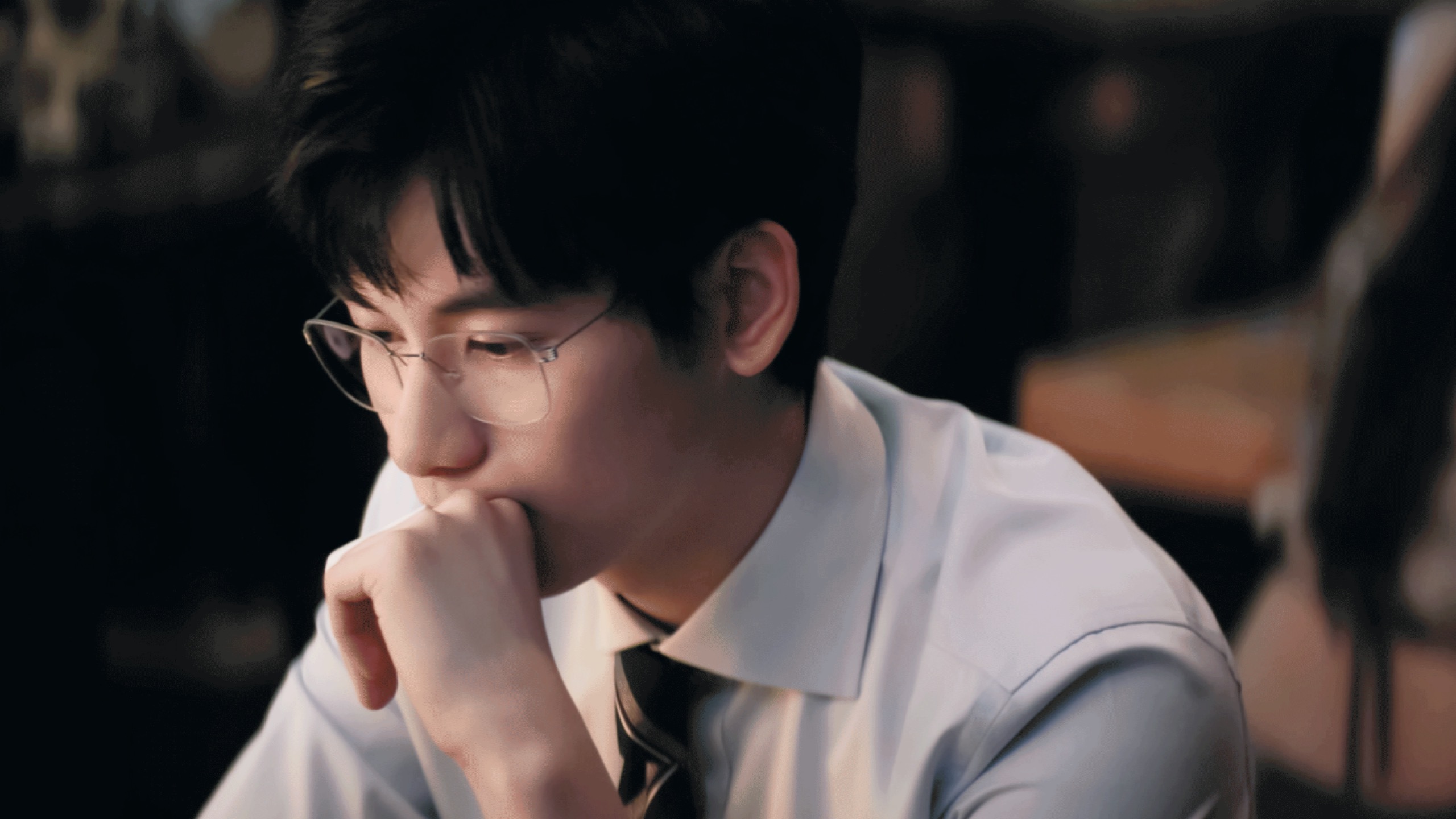 这个江晨愈发如鱼得水渐入佳境啊现在的hot nerd感除了西装革履眼镜的加持外，