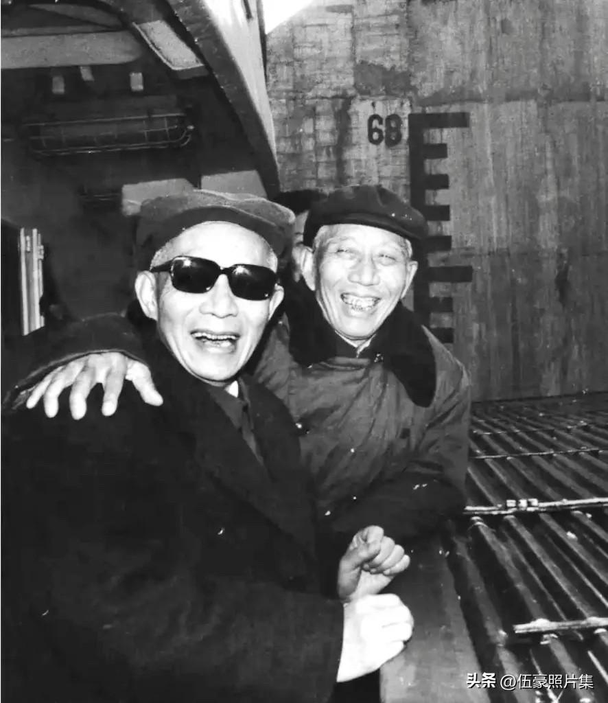 1980年，时任湖北省委第一书记陈丕显陪同国务院副总理王震视察葛洲坝工地的照片，