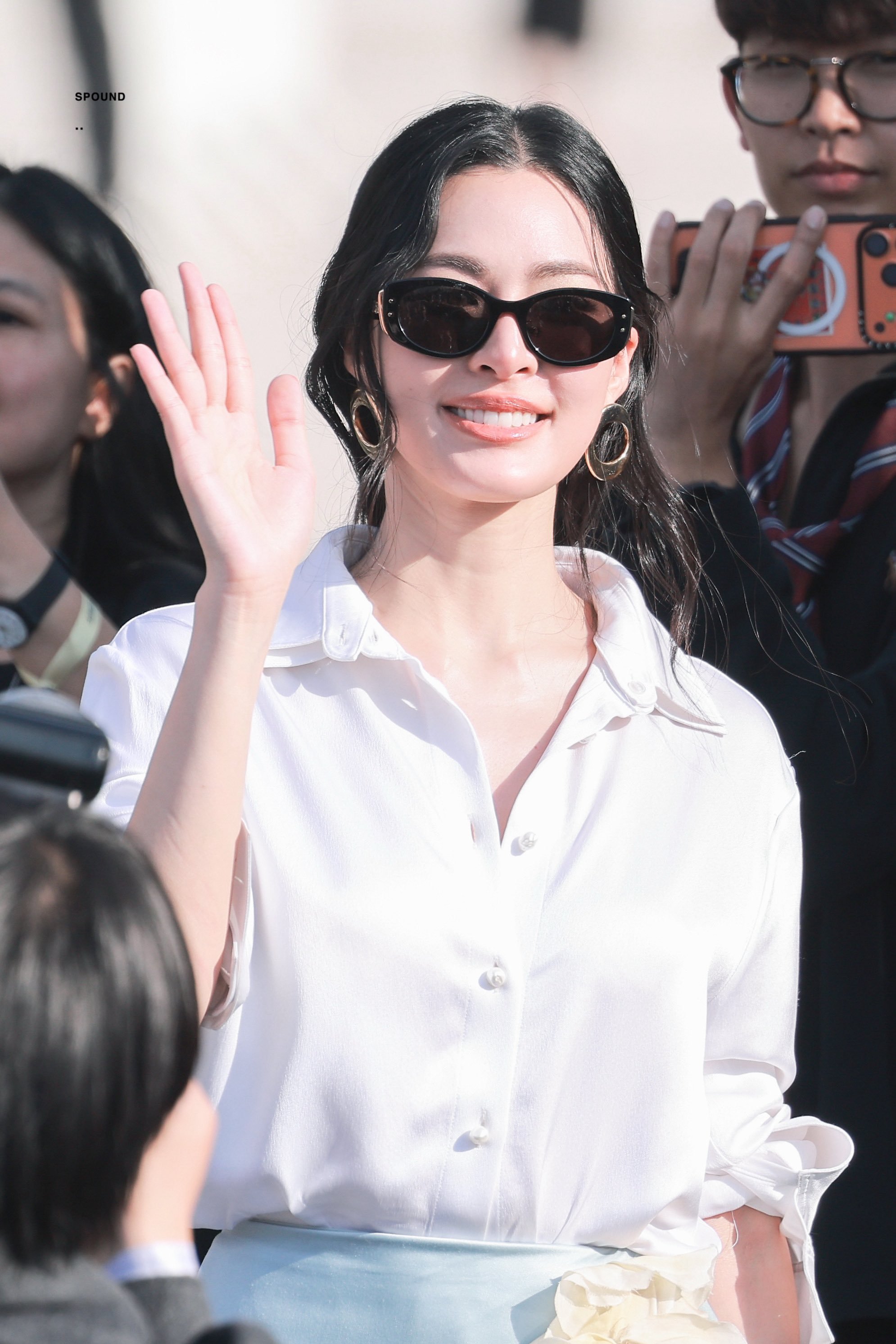 Dior秀场的冷艳美神©logo邝玲玲迪奥Dior巴黎时装周 ·迪奥品牌大使邝玲