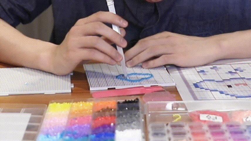 胡先煦拼豆6分钟笑点60个胡先煦拼豆最累的是嘴真的被他眯着眼睛摆放拼豆的样子逗笑