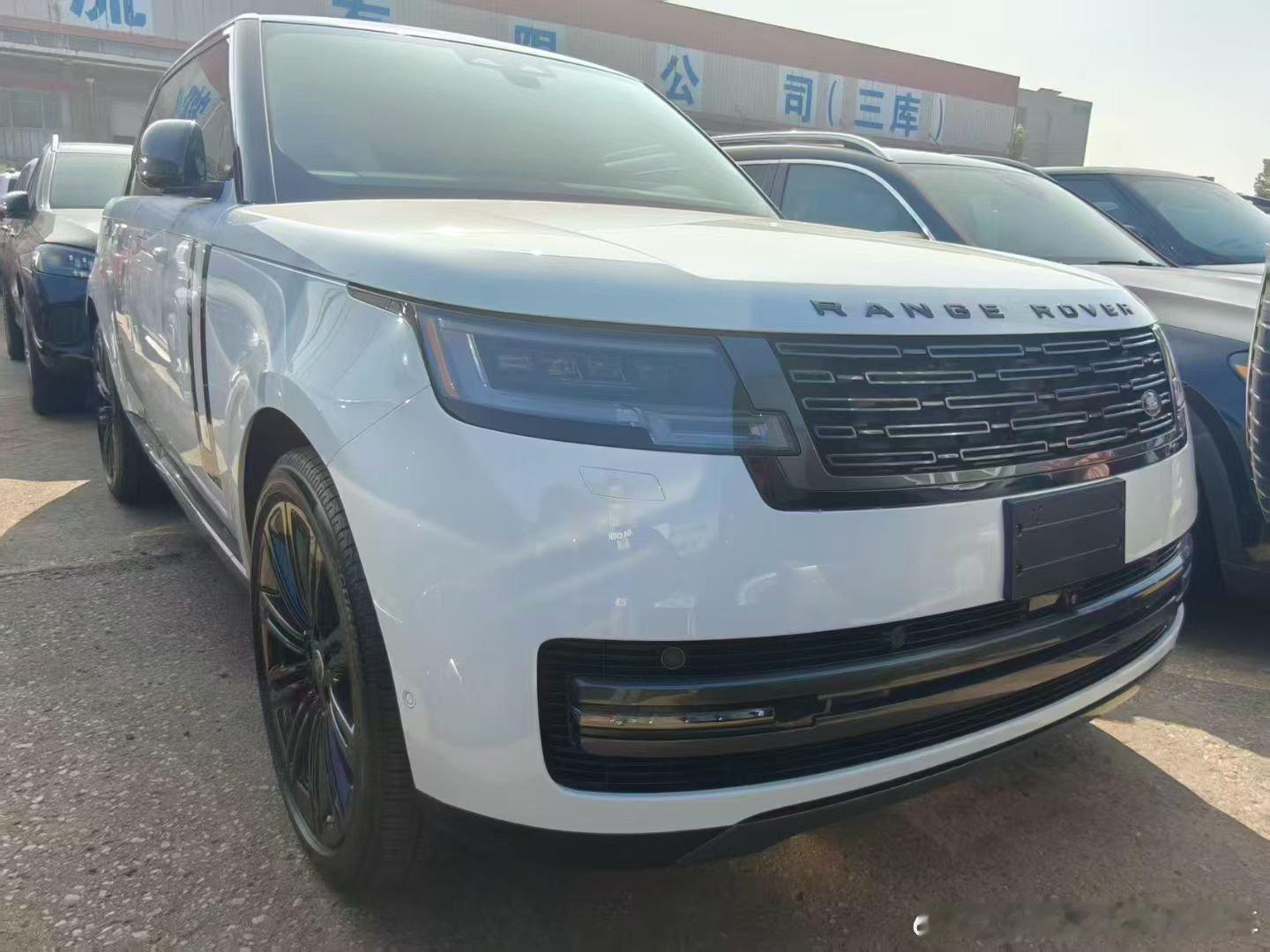 25款加版标轴路虎白棕 144 万 谈23寸熏黑轮毂，黑内顶，暗夜套件，像素LE