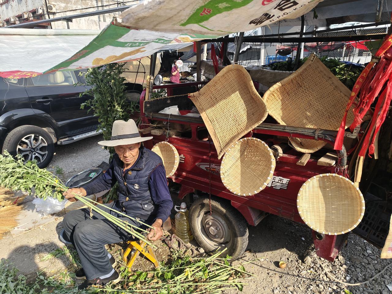 瞧瞧，晨跑完我去逛早市，在运城盐湖西街早市，我发现一位夏县大叔，估计也70岁左右