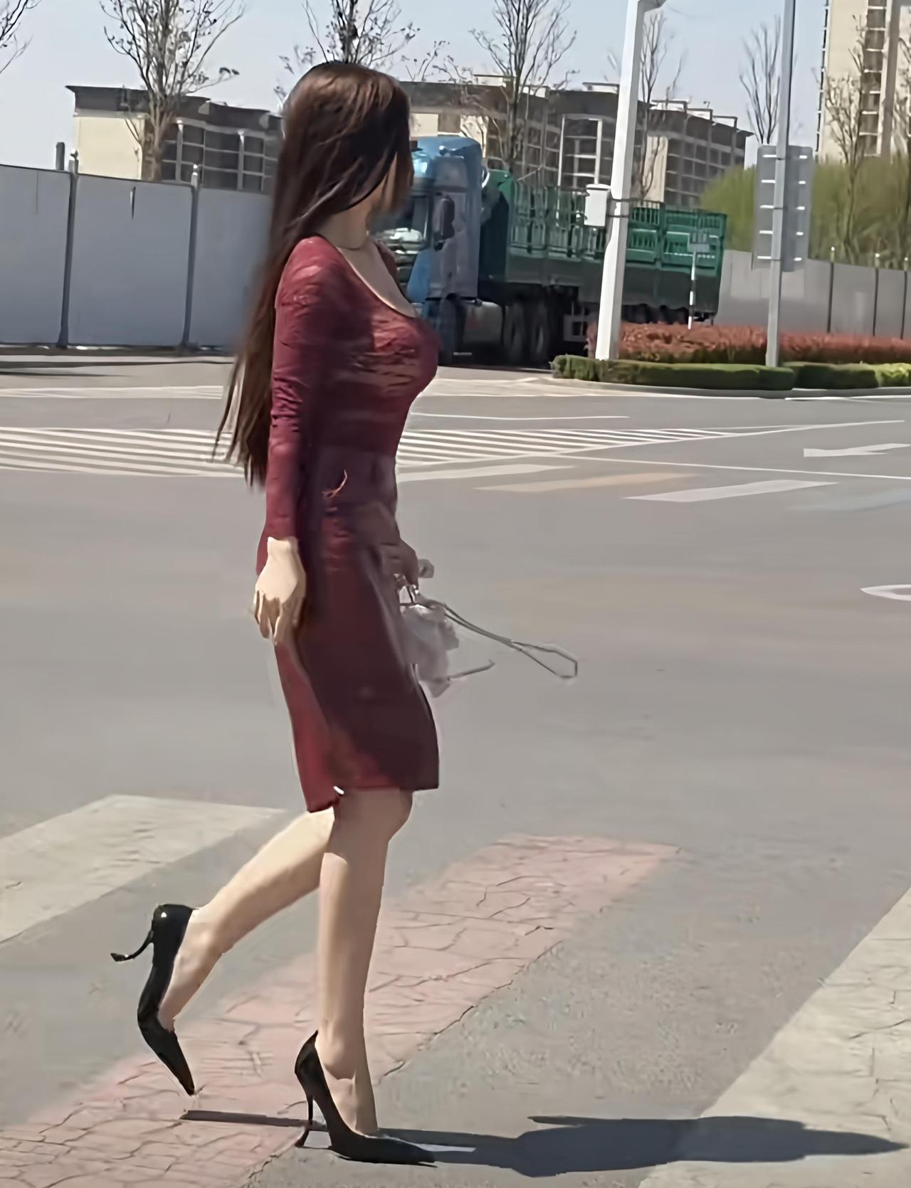 高跟鞋什么样的高度更加舒适呢又高又细还搞了个弯度，玄啊！