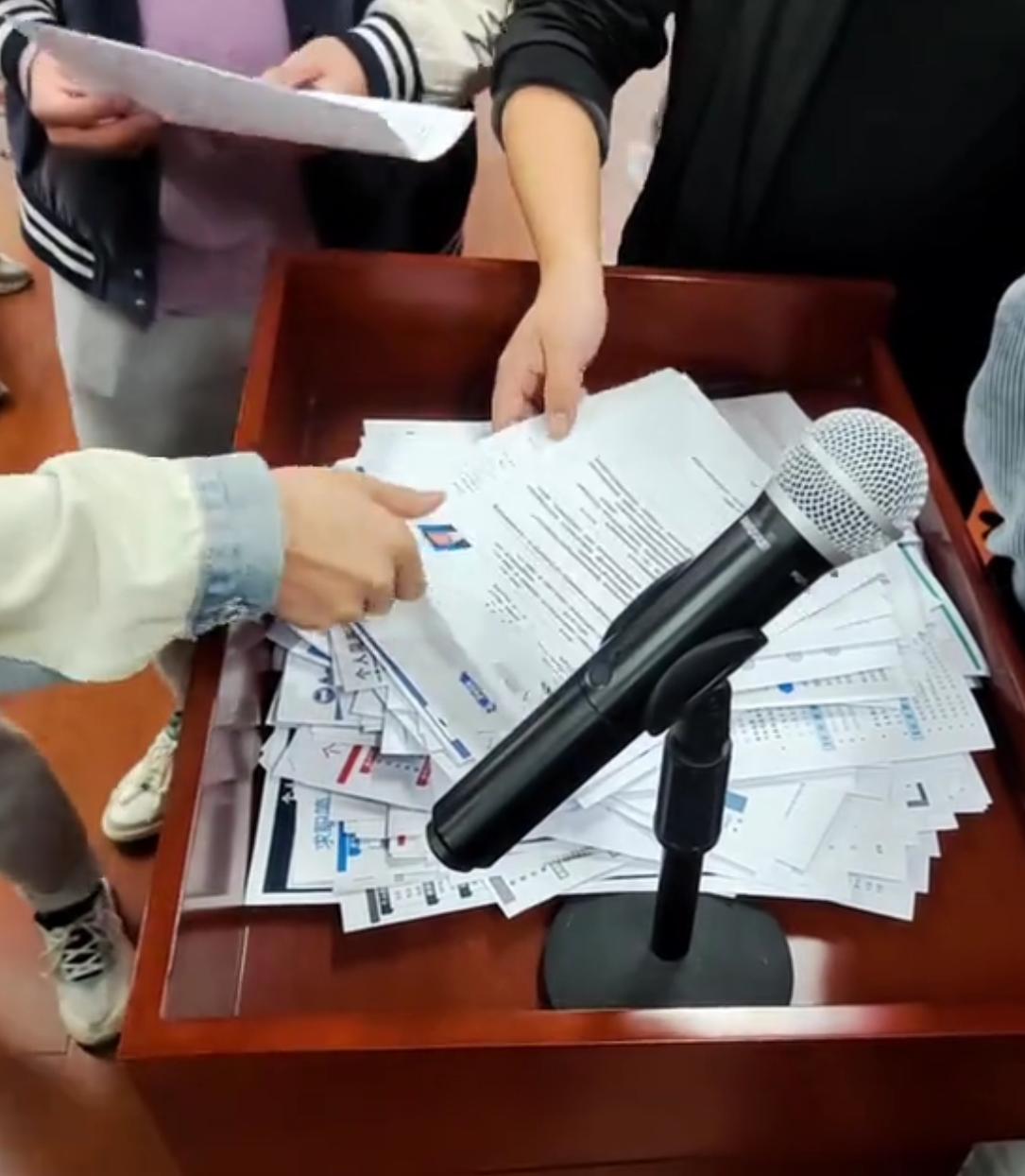 42岁这年，我失业了。我以为凭着自己20年的工作经验，找份新工作不难，可投了30