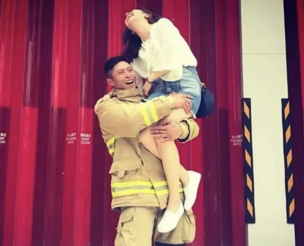 香港消防员何伟豪，原本下个月结婚。没想到大火让他和未婚妻天人永隔。惋惜的同时，也