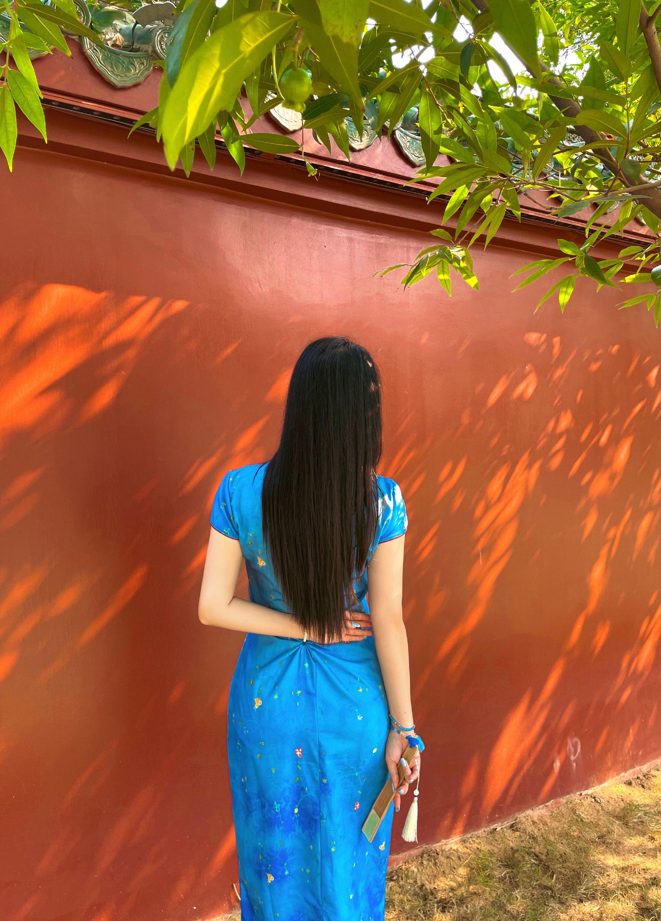 春日暖阳照 福气身边绕。