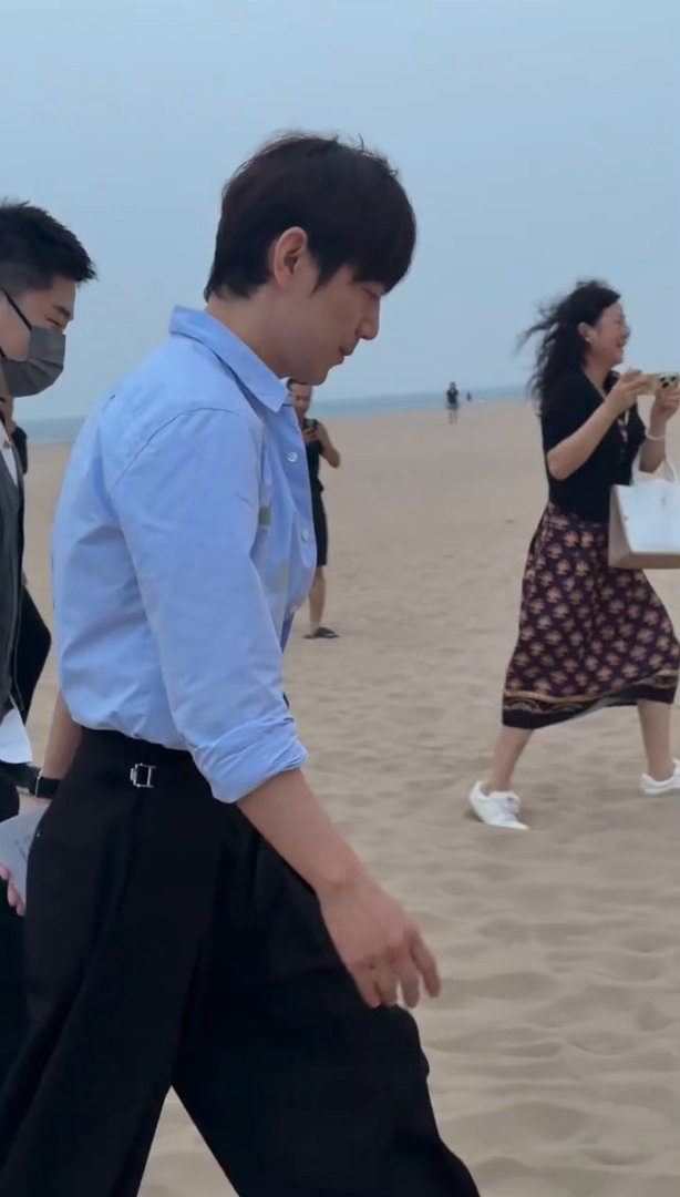 阿那亚偶遇何炅路人阿那亚偶遇何炅，私下依旧是谦和温柔的模样🥺谈吐亲和，像家人般