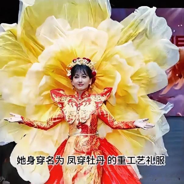 秋日随手拍 73岁赵雅芝这次北京时装周的压轴出场，真的把我看愣了。
那套非遗牡丹