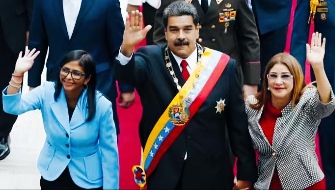 马杜罗身边的两位女性都不简单吧？
一位是曾经的副手，一位是自己的妻子！
两位女性