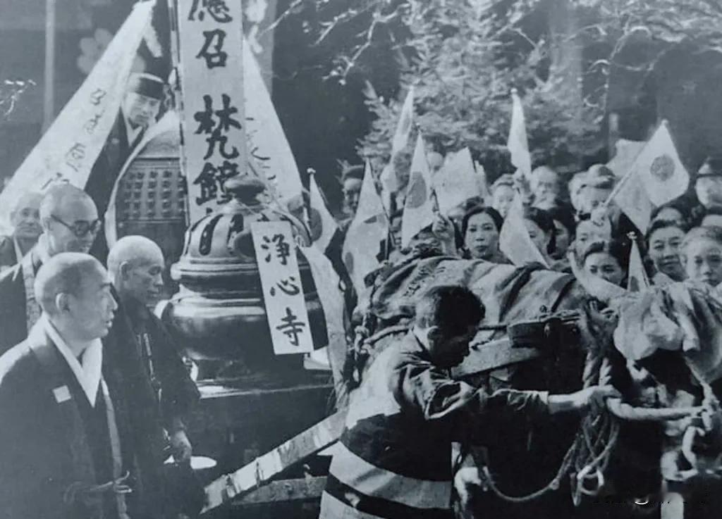 1942年，日本寺庙僧人捐出铜钟去造侵华子弹。
当年广岛是“军都”，运兵船从广岛
