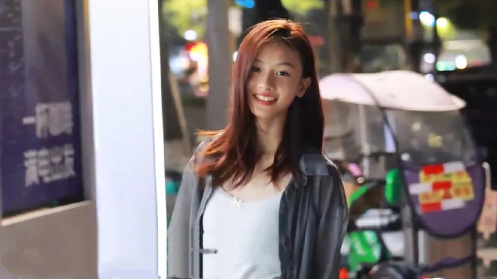 素颜出街被夸'小张柏芝'，结果亲妈先火了？15岁女孩走红背后的争议太真实  
本