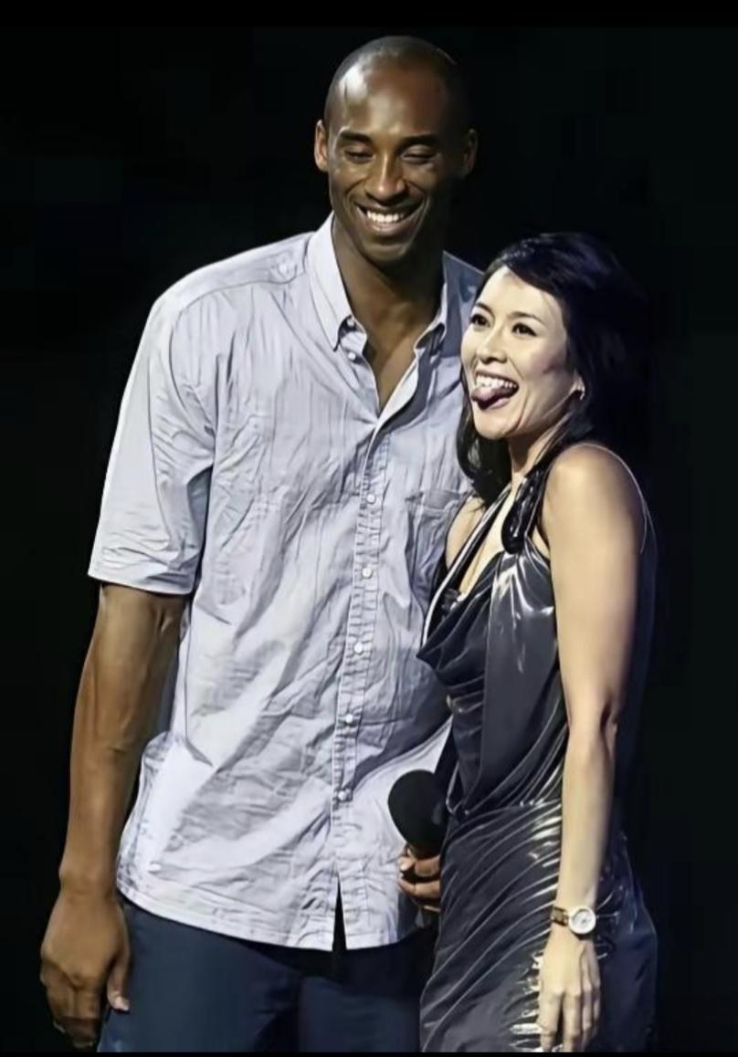 分享老照片故事2011年，上海的一次活动中，章子怡见到了国际球星科比后的表情！