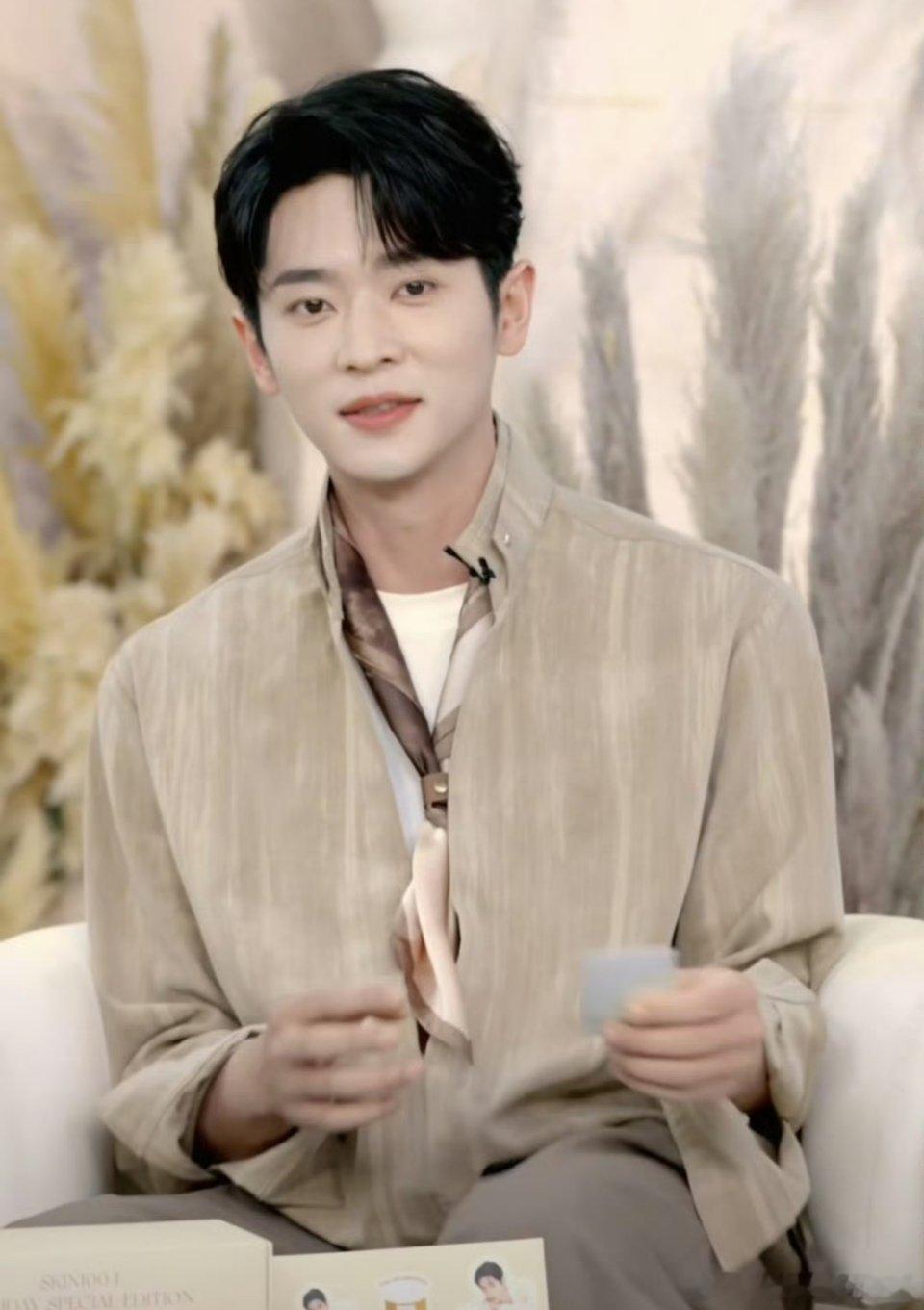 丞磊今晚直播活动状态，完全是学长级别的