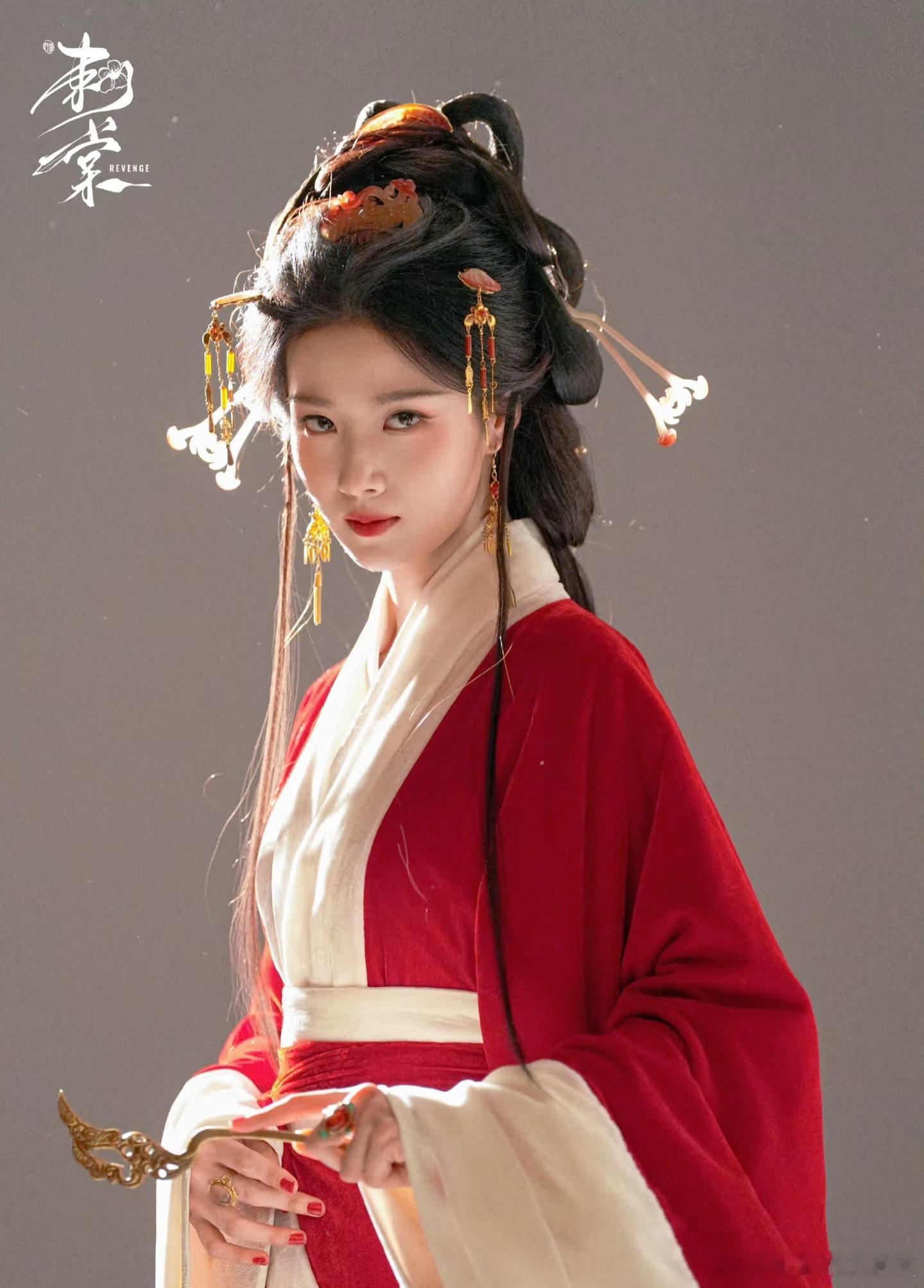 卢昱晓《刺棠》造型，恶狠狠的眼神，感觉突破好大！ ​​​
