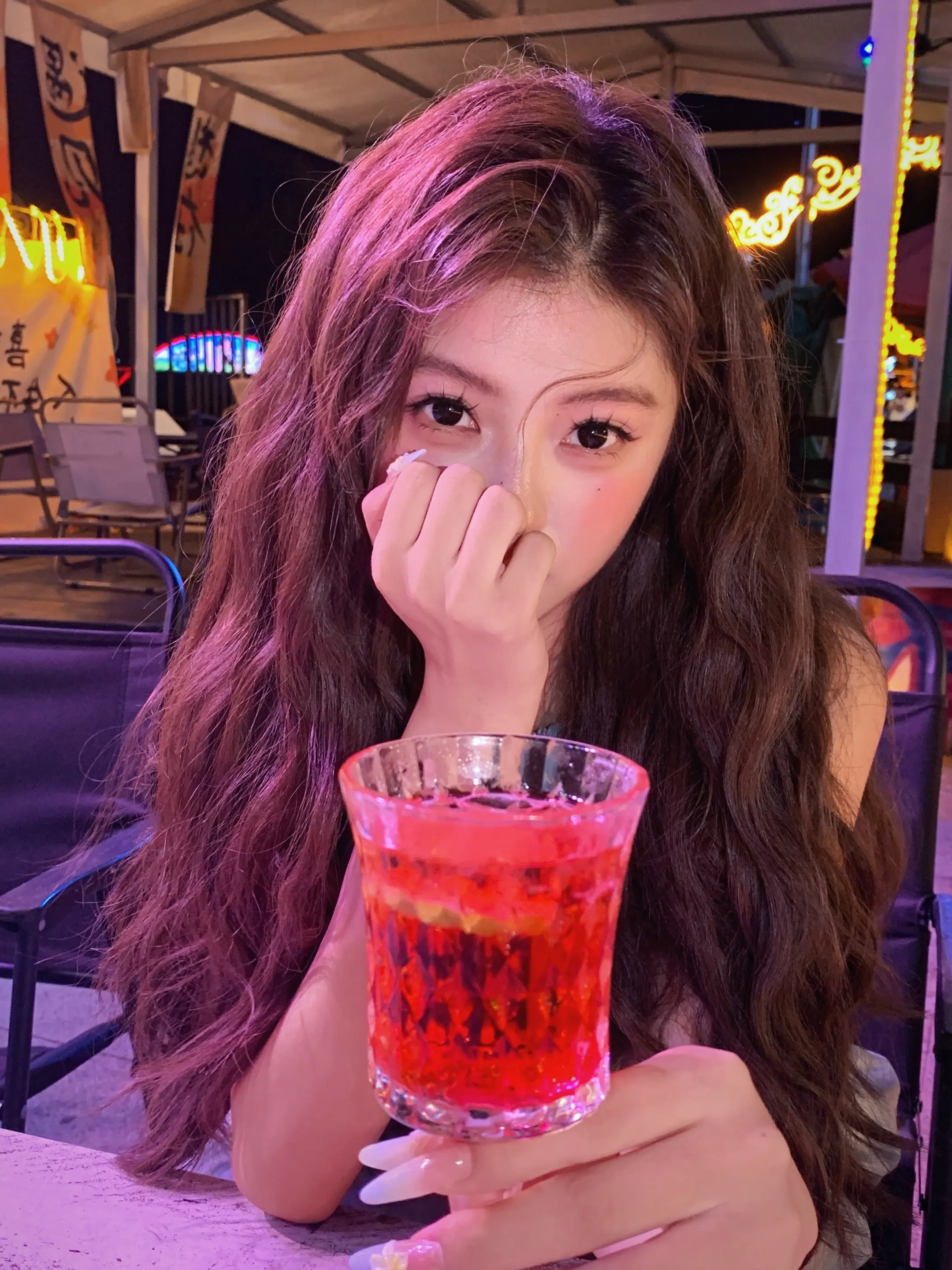 我再也不愿见你在深夜里买醉