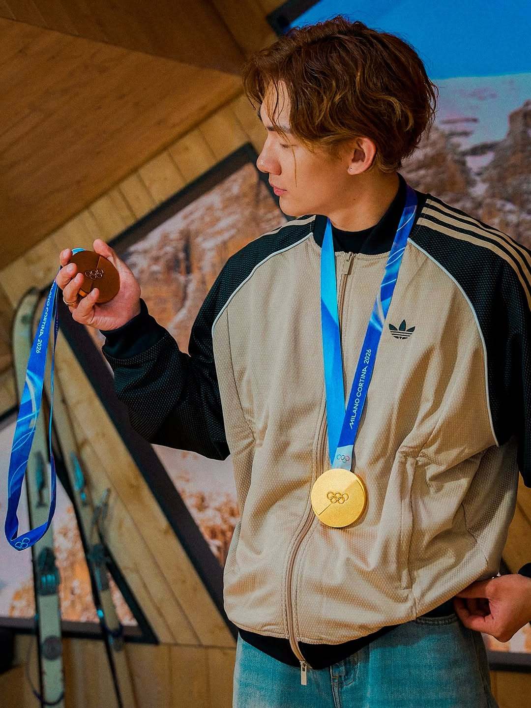 冬奥会 苏翊鸣秀出自己的冬奥会奖牌！此刻皆不凡