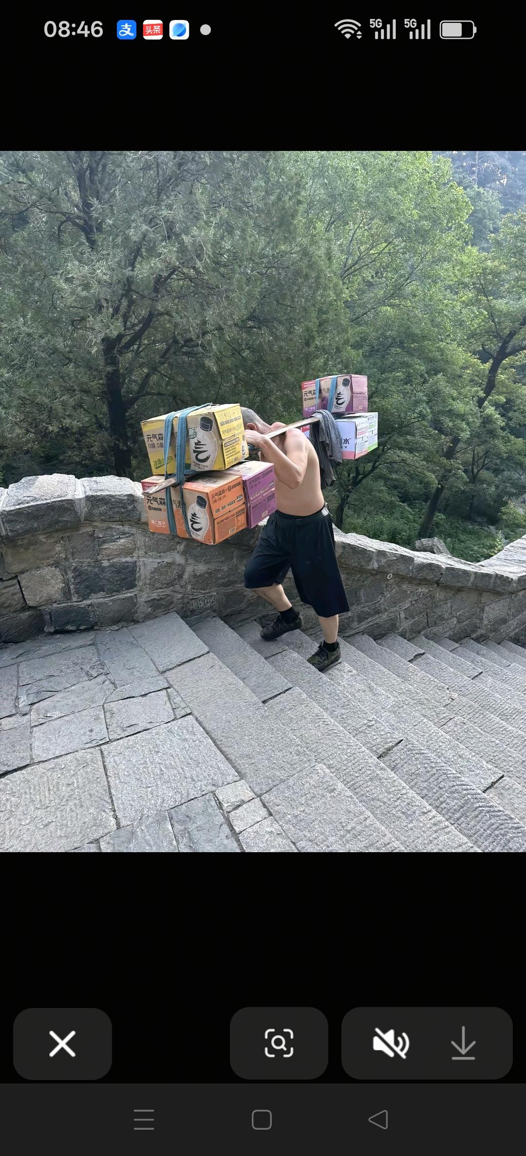 夏日生活打卡季泰山挑山工，头顶烈日，肩挑重担，游客空手爬山，腿还会疼一个星期，泰