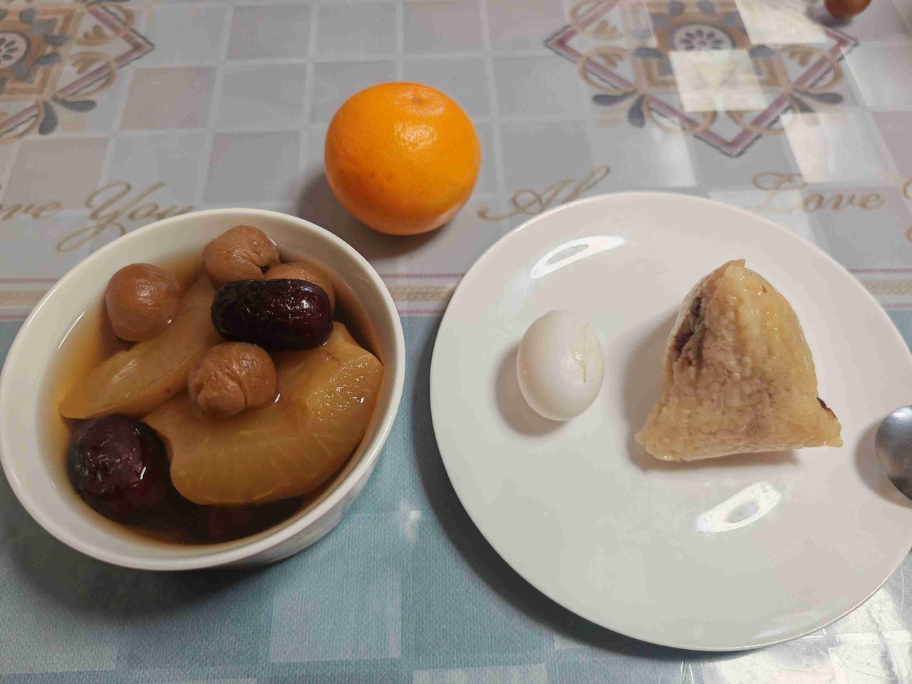 早晨六点半起床，把预约好的红枣桂圆汤给老公盛到杯子里，煮了两个鸽子蛋，一起装到袋