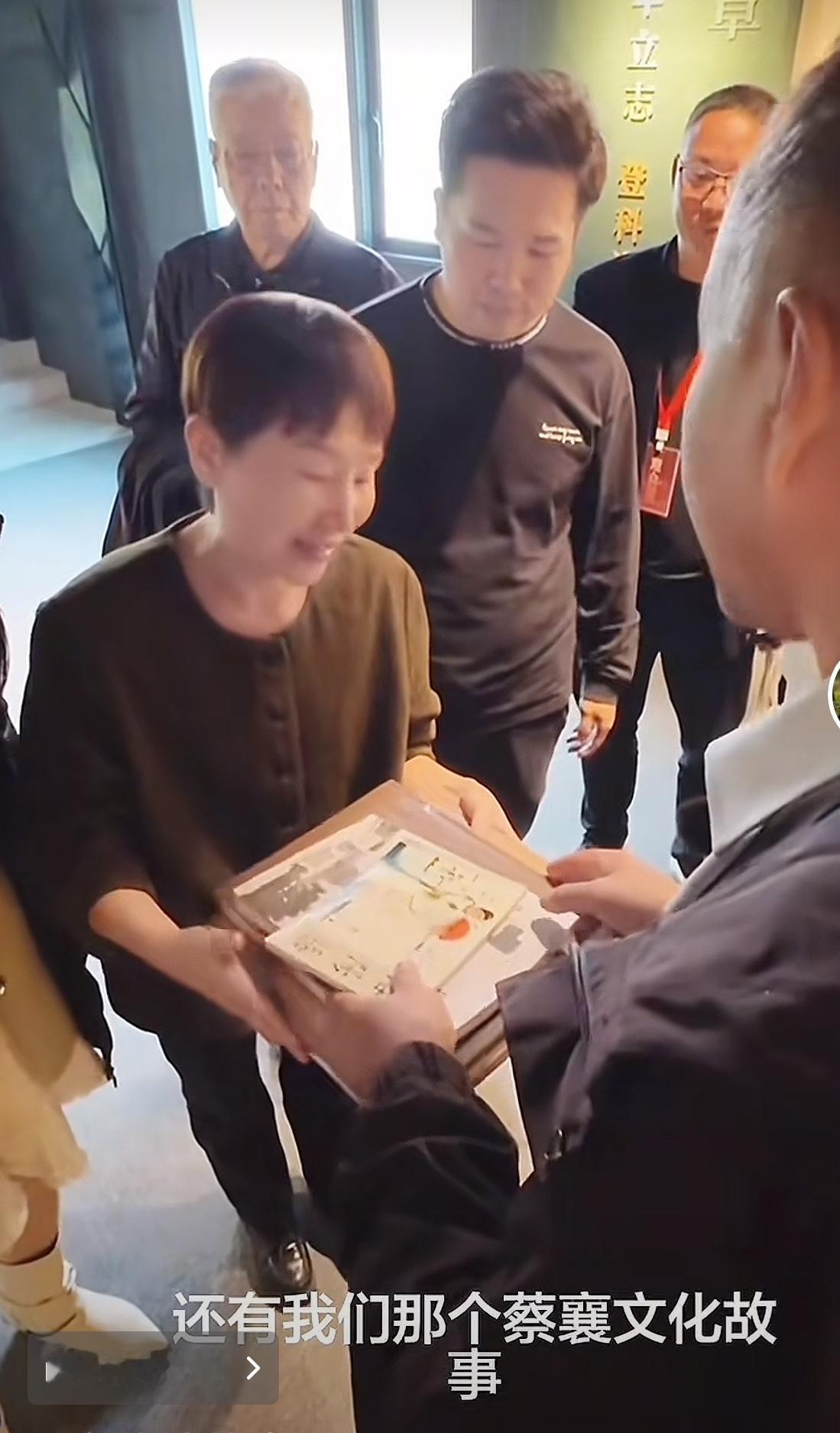 沈巍仙游行获得蔡襄纪念馆林馆长赠书[赞]

“打断一下，我们这边林馆长给沈老师，