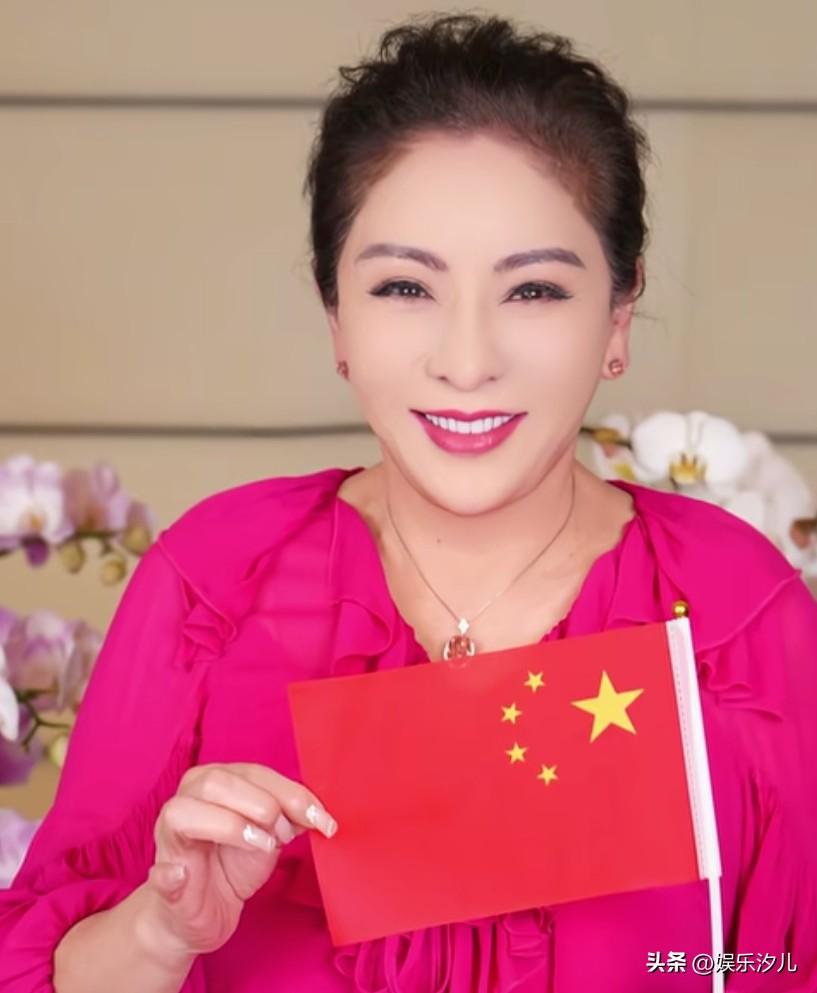 向太陈岚祝大家节日快乐


向太陈岚在社交平台上晒出美照，为大家送上节日祝福！她
