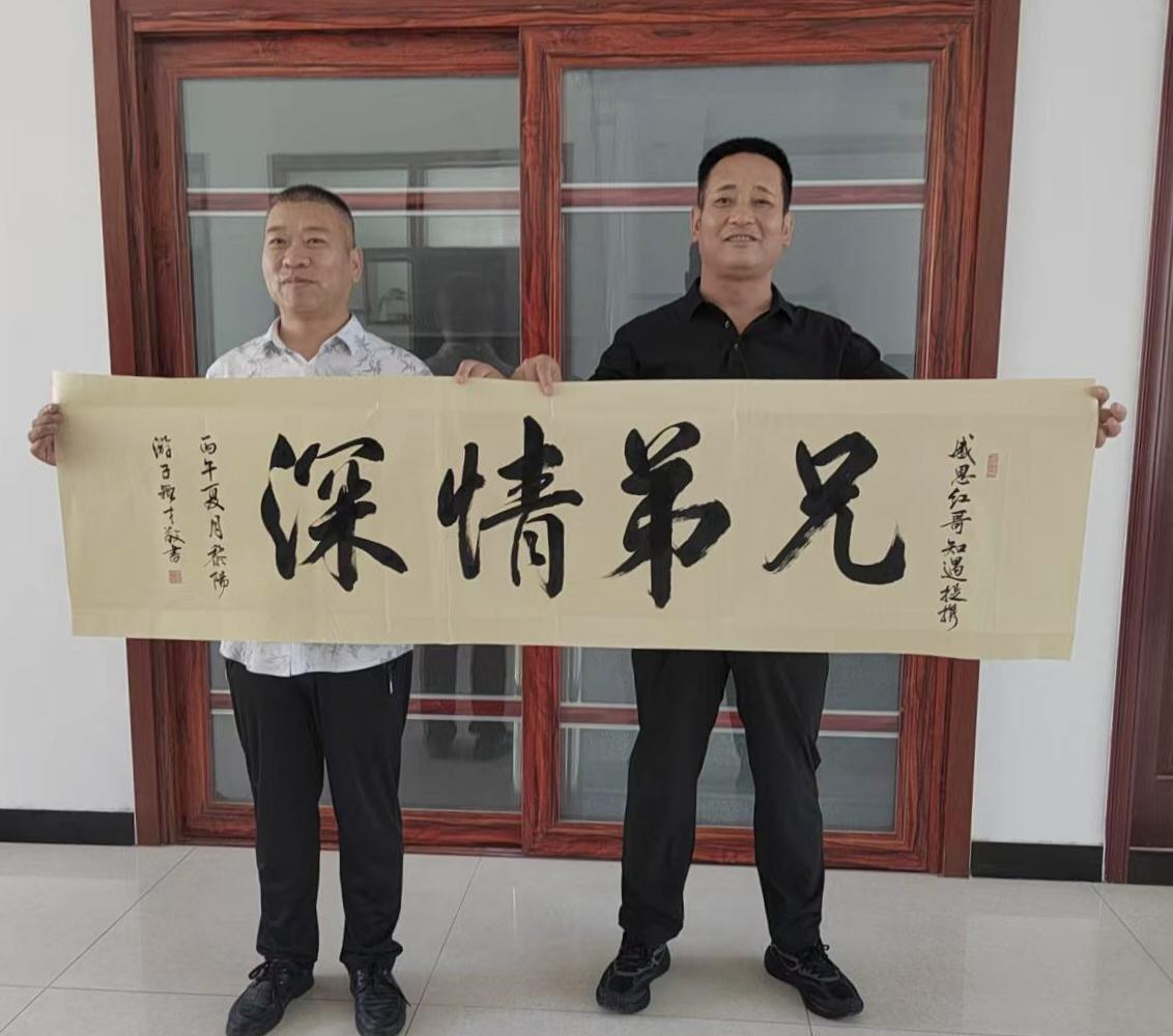 随笔‖翰墨浸润兄弟情

红哥与颖才兄弟，40年前因书法结缘，当时的我们，还是意气