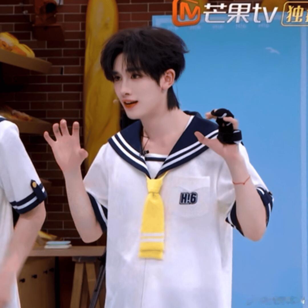 丁程鑫穿了北极熊充气玩偶服丁程鑫大白熊你好星期六会跳舞的北极熊谁能拒绝！丁程鑫这
