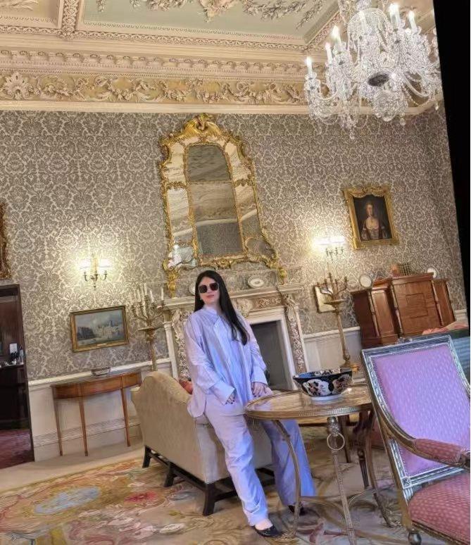 李湘家也太豪华了！李湘晒美照，无意曝光英国的住址照片，富丽堂皇，好震撼。水晶灯、
