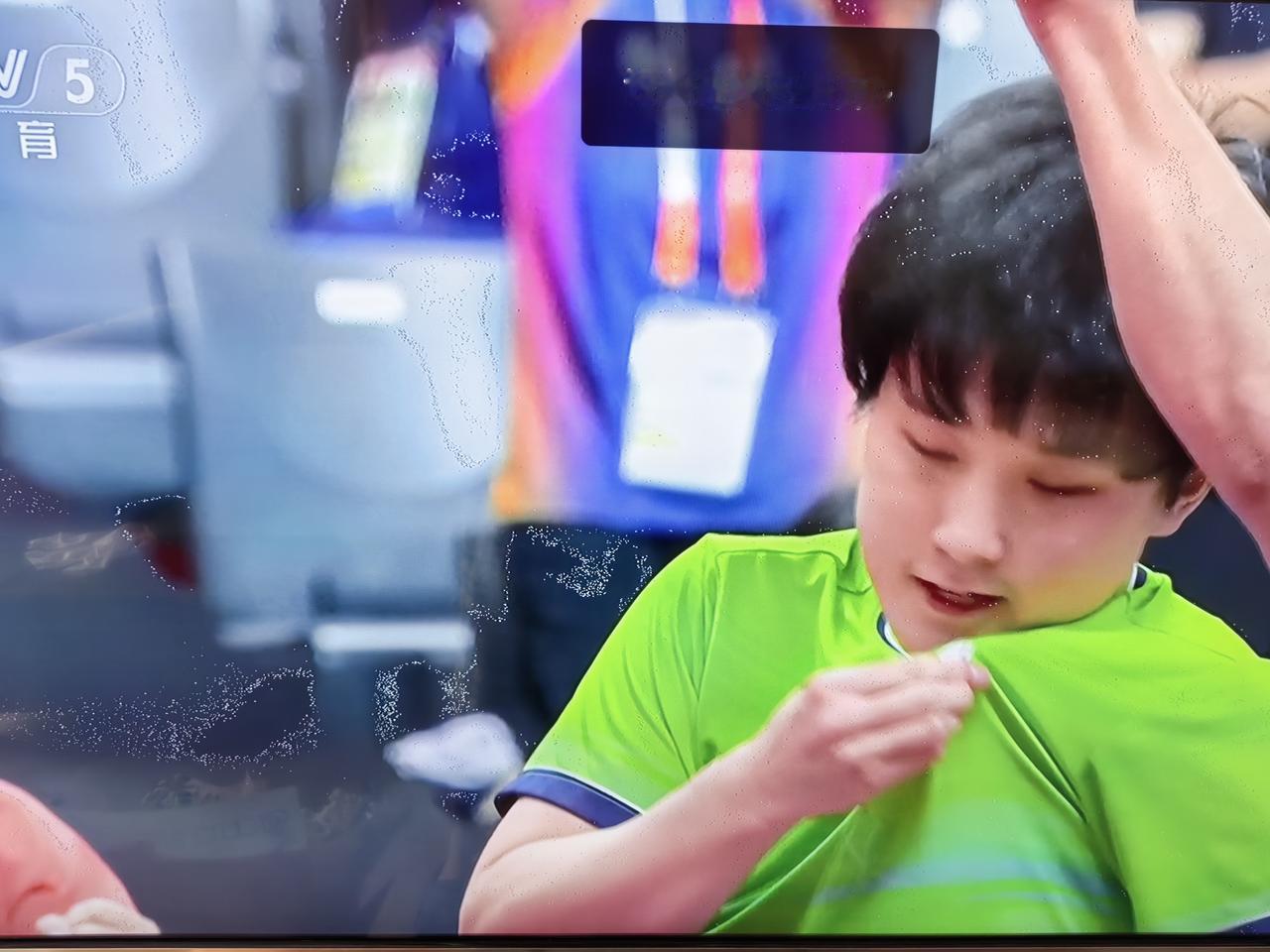 张本智和已经无药可救！
他的做派比日本人还日本人，男双半决赛逆转取胜向鹏、温瑞博
