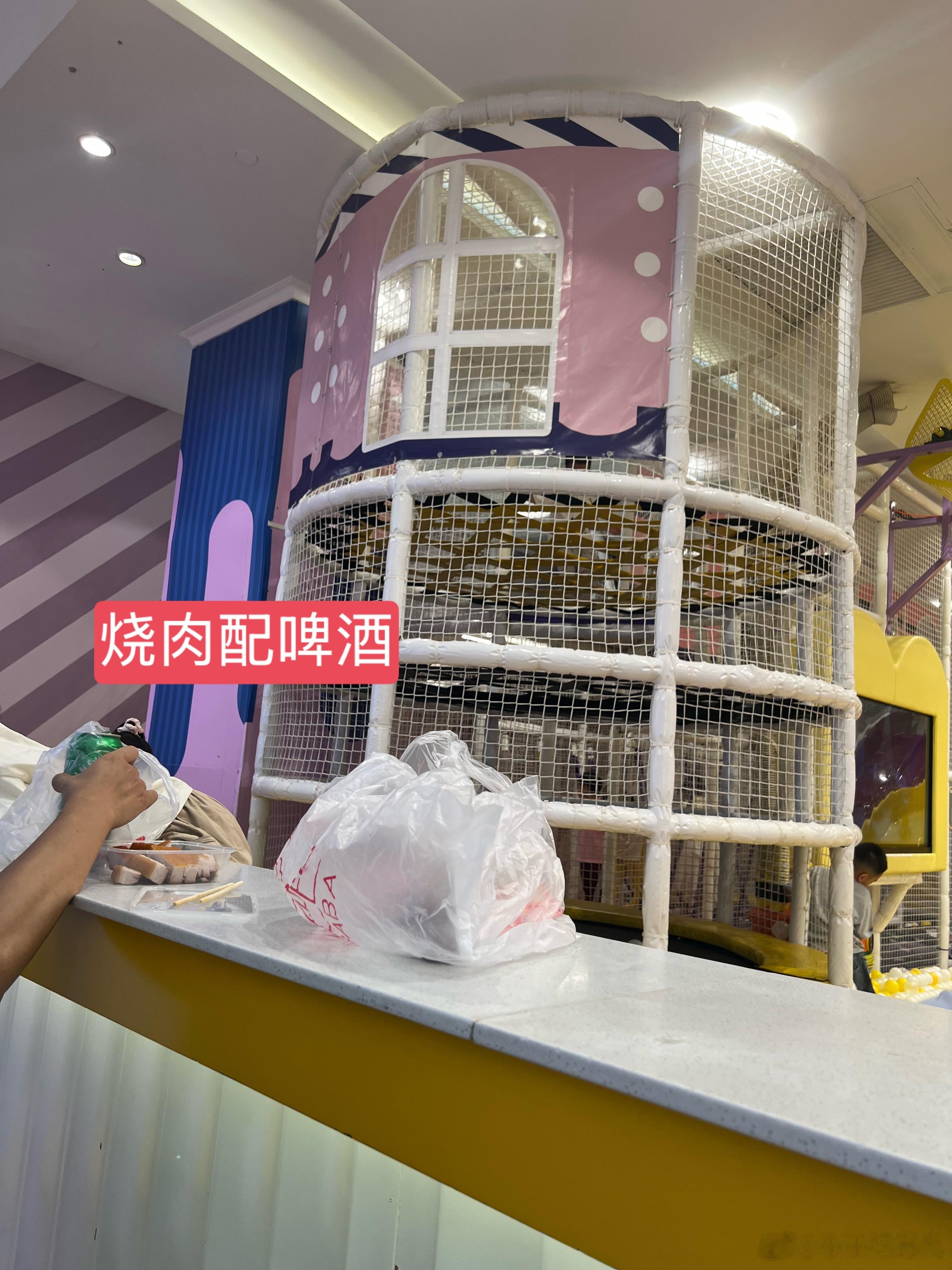 说真的，儿童节开心了孩子苦了父母这不，我跑不动了只能让大亨请假我陪坐一起出来陪娃