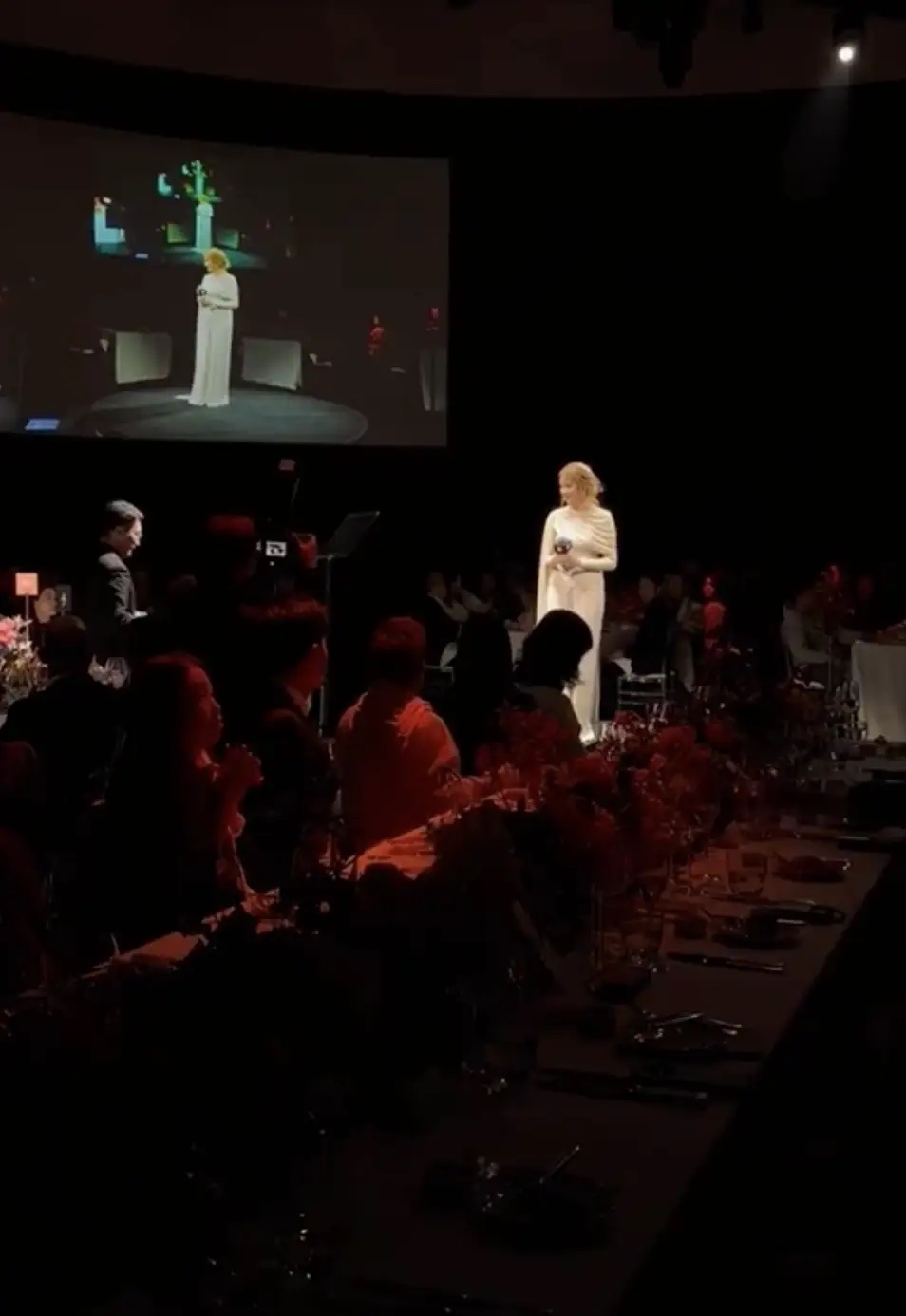 徐子淇陪丈夫现身上海，出席晚宴上台举杯敬酒，尽显主席夫人风范！ 