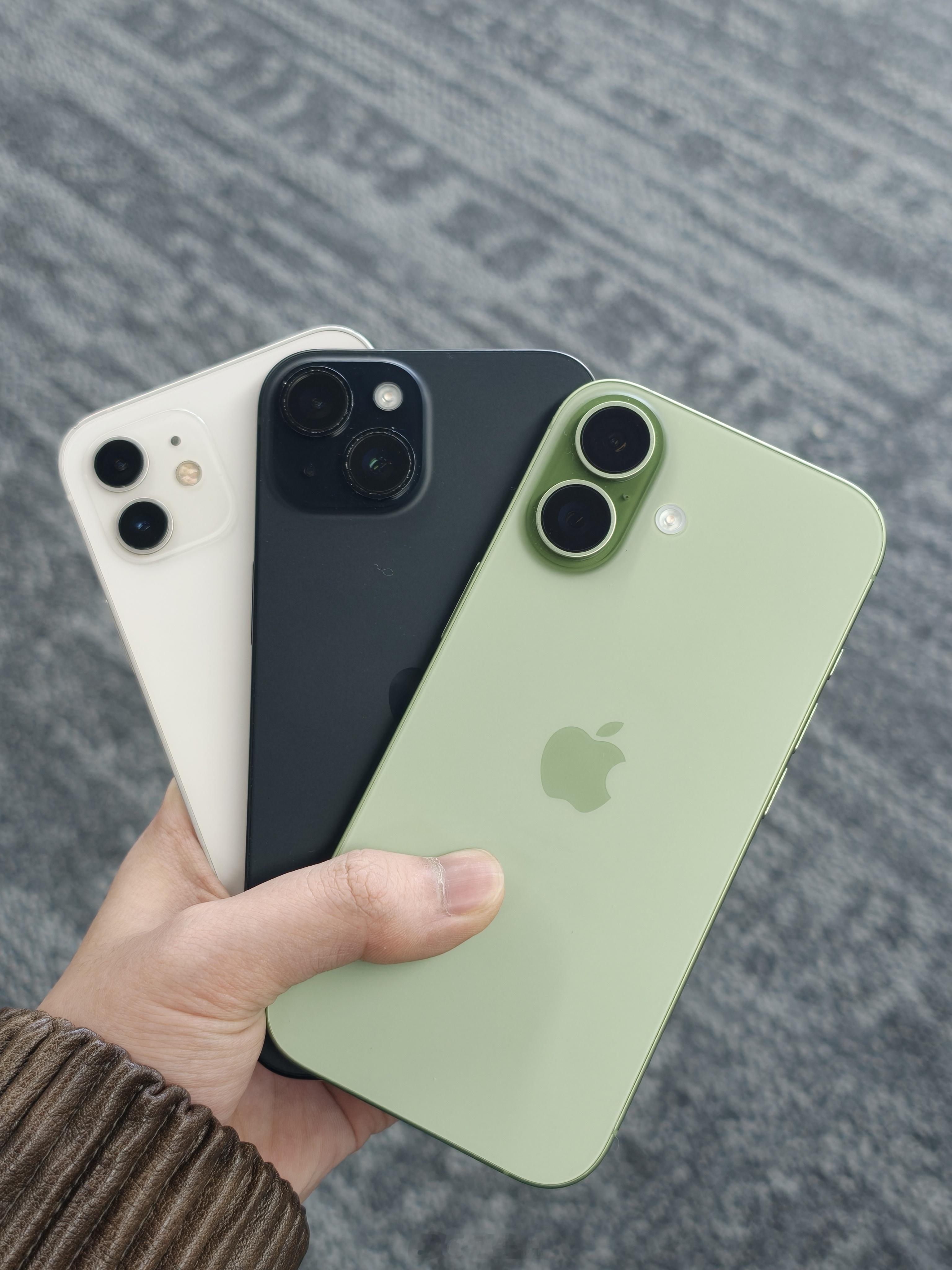 去年iPhone Pro终于是舍得换外观了！不容易啊反观标准版，其实早就在偷偷改