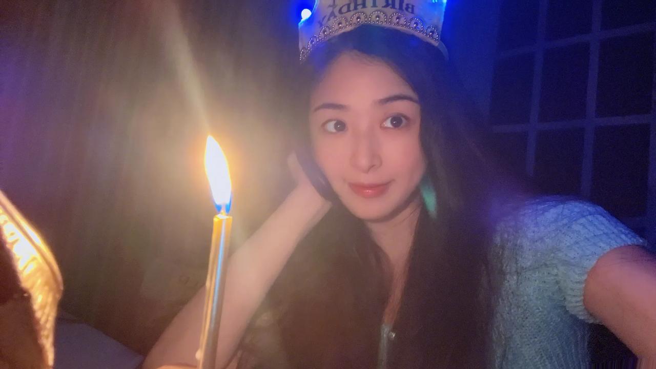 张含韵35岁了，当初参加超级女声时还是一名高中生，不得不说时光如梭。不过岁月对她