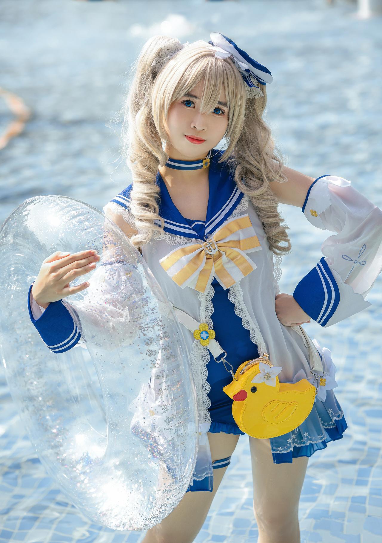 芭芭拉的夏天:和泳池的美妙相遇!  