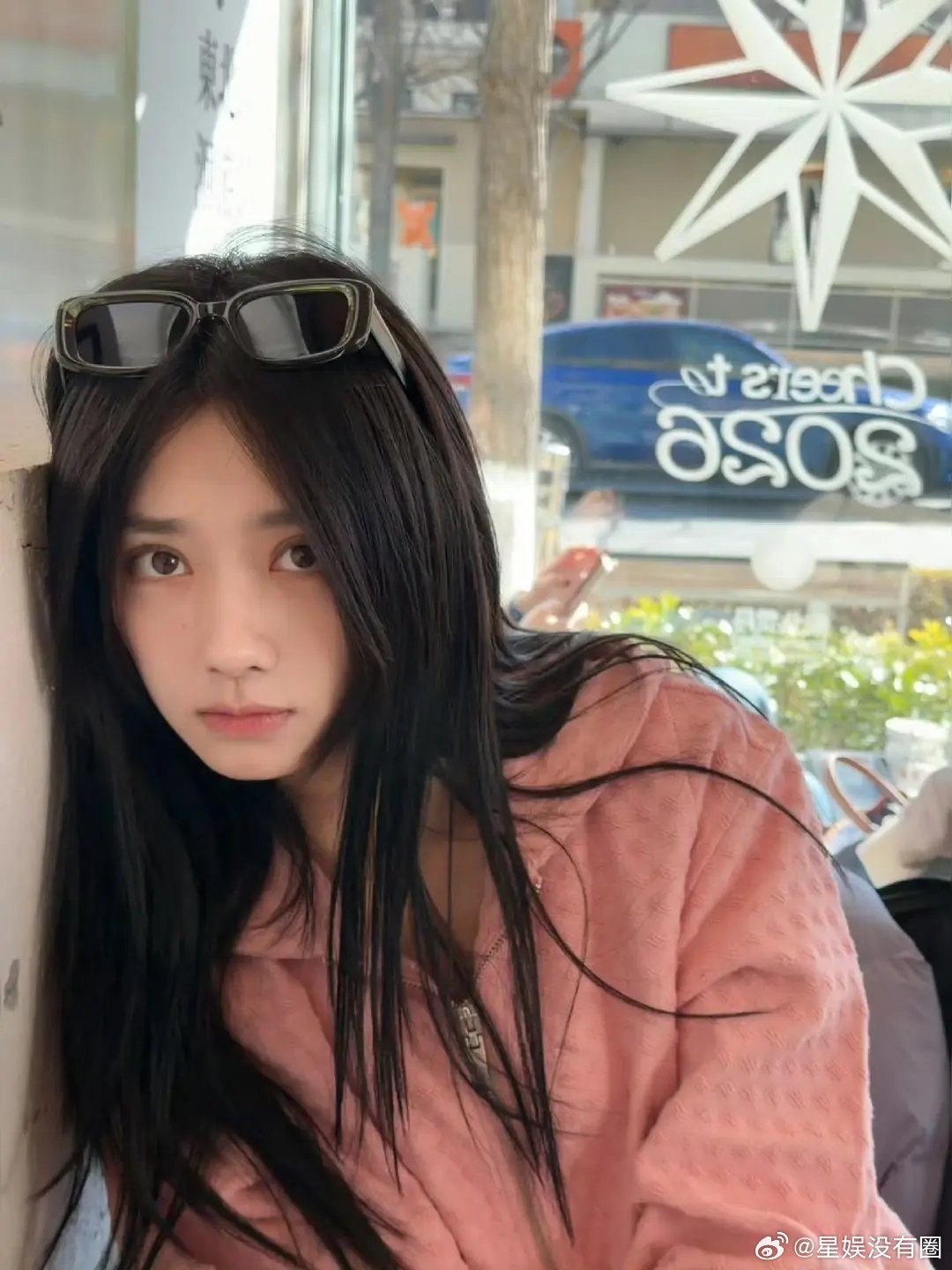 网友说，王影璐这颜值真的赢麻了，天然灵动又舒展，对比内娱一众流水线网红脸，直接降