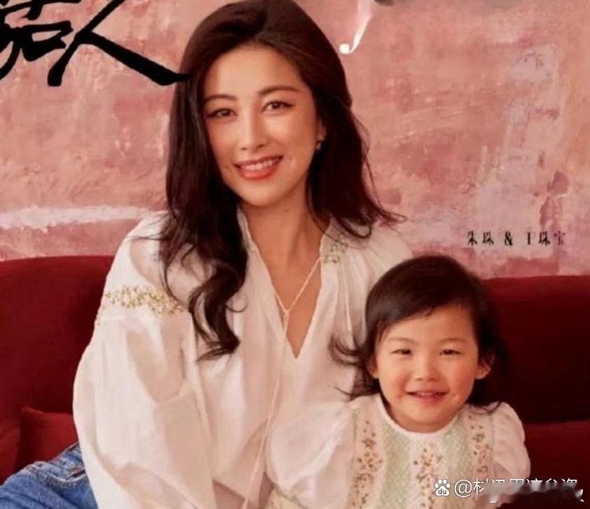 朱珠的女儿真像她，那梨涡一模一样，将来肯定也是个大美女 