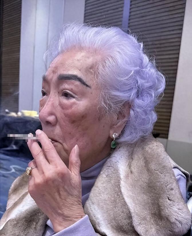 她相貌平平，却击败正房，独占百亿资产，现100岁仍是豪门掌门人。


在那栋老牌