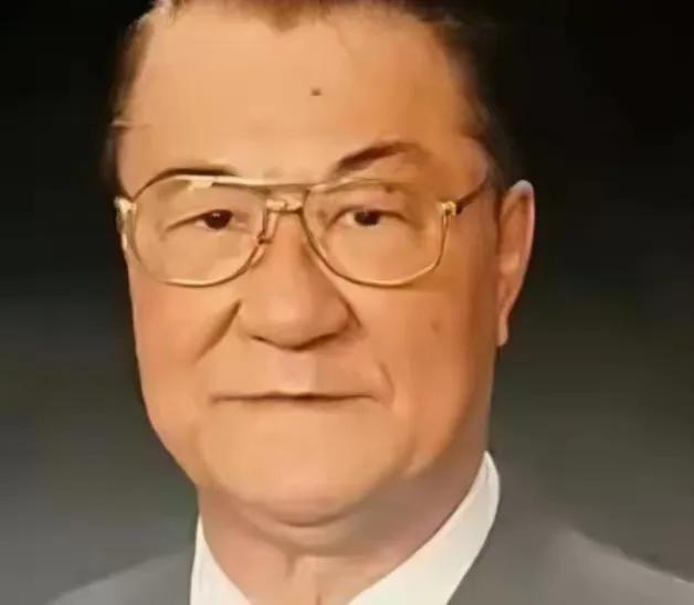 1992年，阎锡山的小儿子回到山西忻州，在老宅门口老泪纵横。然而就在他抬脚准备回